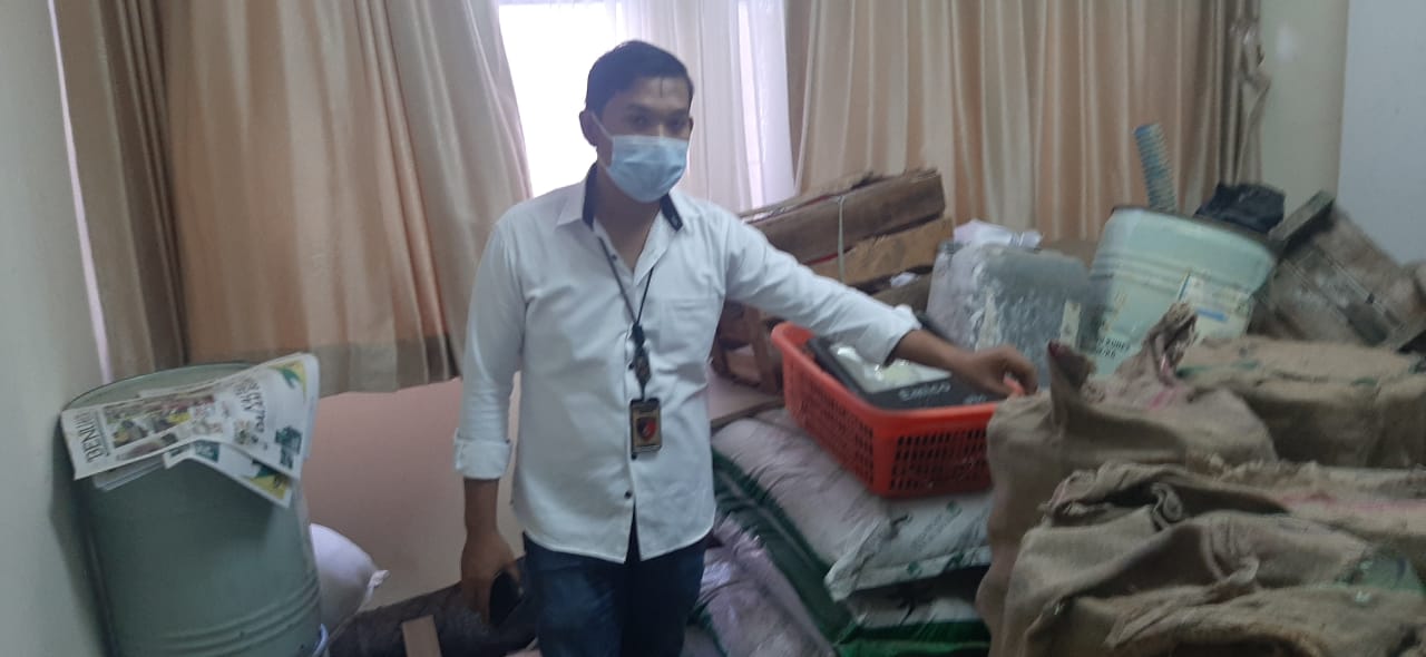 Polisi menunjukan sianida ilegal yang berhasil diamankan. (Foto : ist)