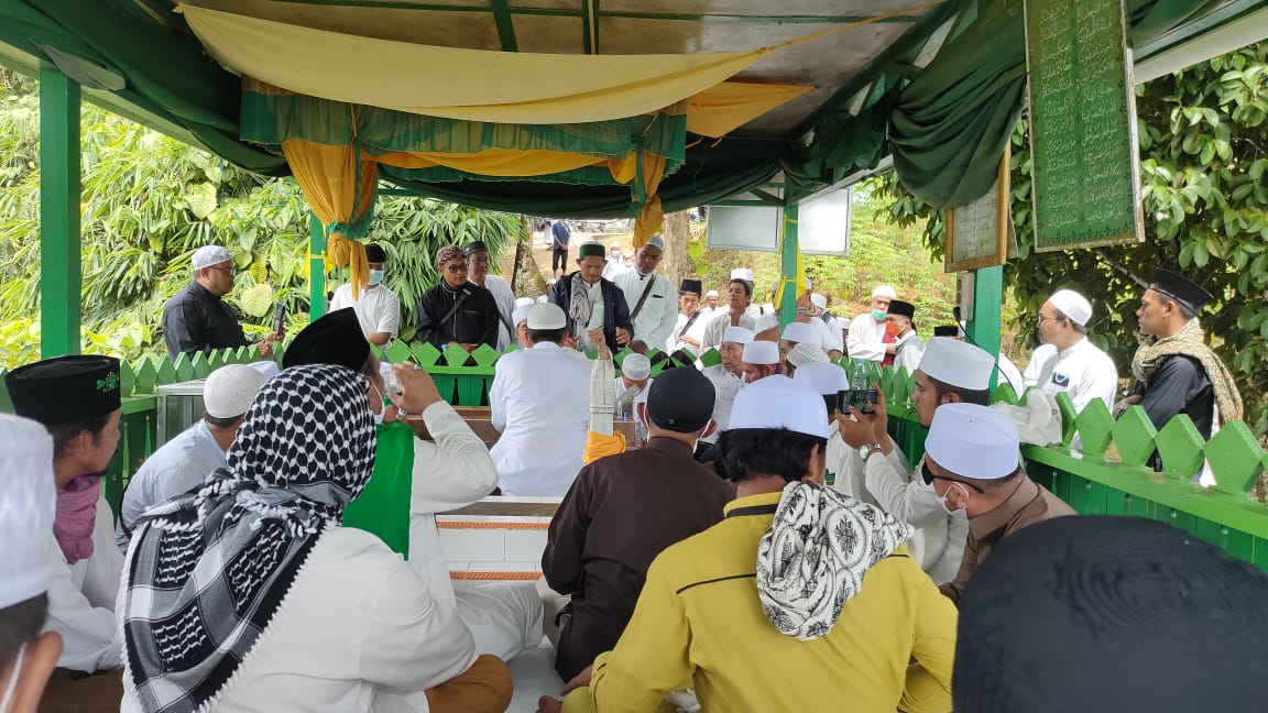 Peziarah saat berada di makam Habib Ahmad Al Magribi, Salimbatu.