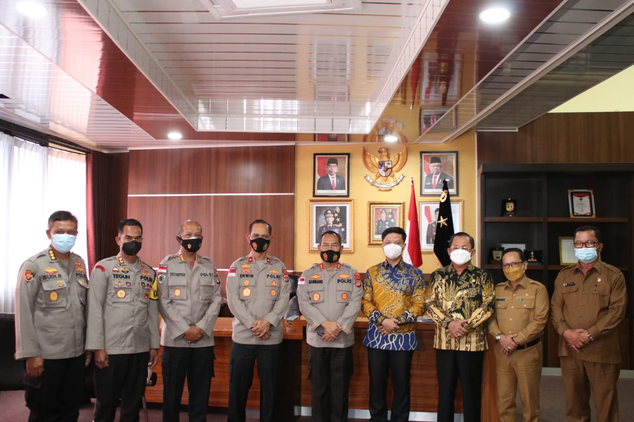 Kapolda Kaltara Irjen Pol Bambang Kristiyono saat menyambut Bupati KTT Ibrahim Ali dan jajarannya.