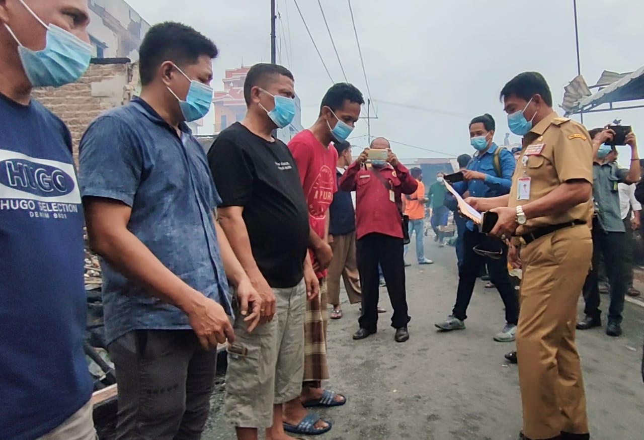 Gubernur Kaltara Zainal A Paliwang memberikan santuntan kepada korban kebakaran di Kabupaten Nunukan