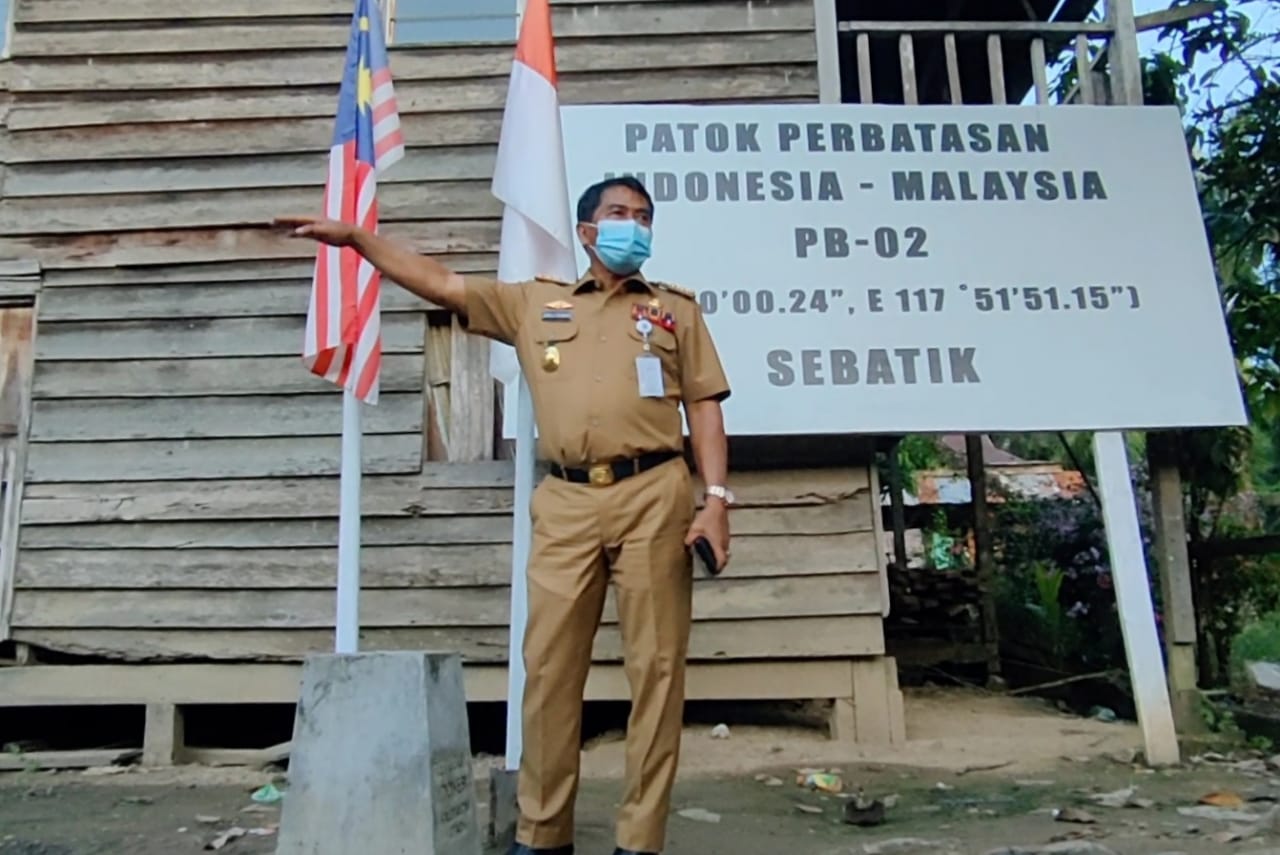 Gubernur Kaltara Zainal A Paliwang saat berada di patok perbatasan Indonesia-Malaysia, Sebatik, Nunukan. (Foto : Istimewa)