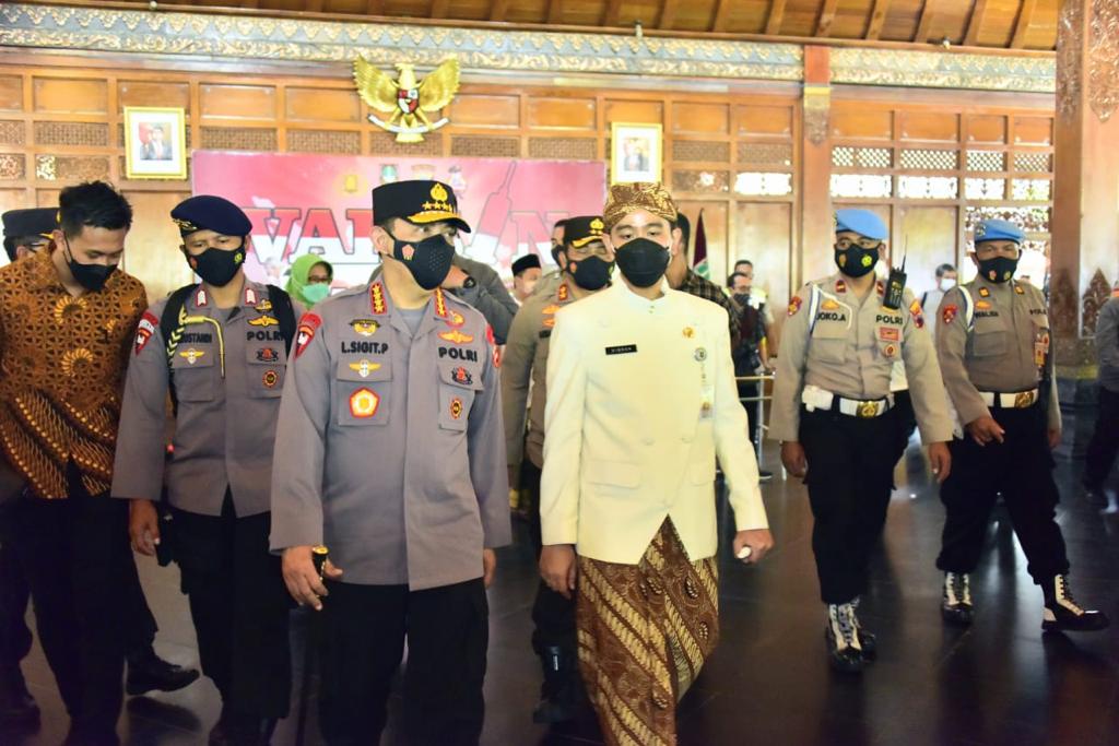 Kapolri Jenderal Polisi Listyo Sigit Prabowo bersama Wali Kota Solo Gibran Rakabuming