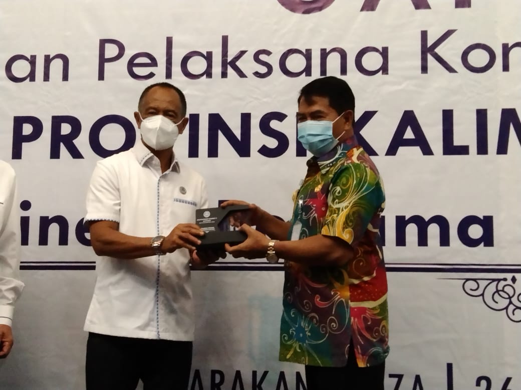 Ketua Gapensi terplih M. Saleh P. Khar bersama Gubernur Kaltara Zainal A Paliwang