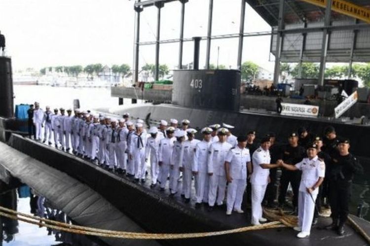 Foto file. Awak kapal KRI Nanggala 402. Foto diambil di di Dermaga Kapal Selam Komando Armada II, Surabaya, Jawa Timur, Rabu (20/4/2019)(Antara Foto)