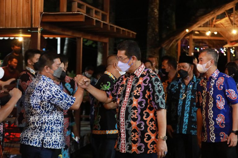 Wagub Kaltara Dr Yansen TP MSi menyapa warga Malinau di Desa Wisata Pulau Sapi, Selasa (5/10/2021) malam. (Foto: ADPIM)
