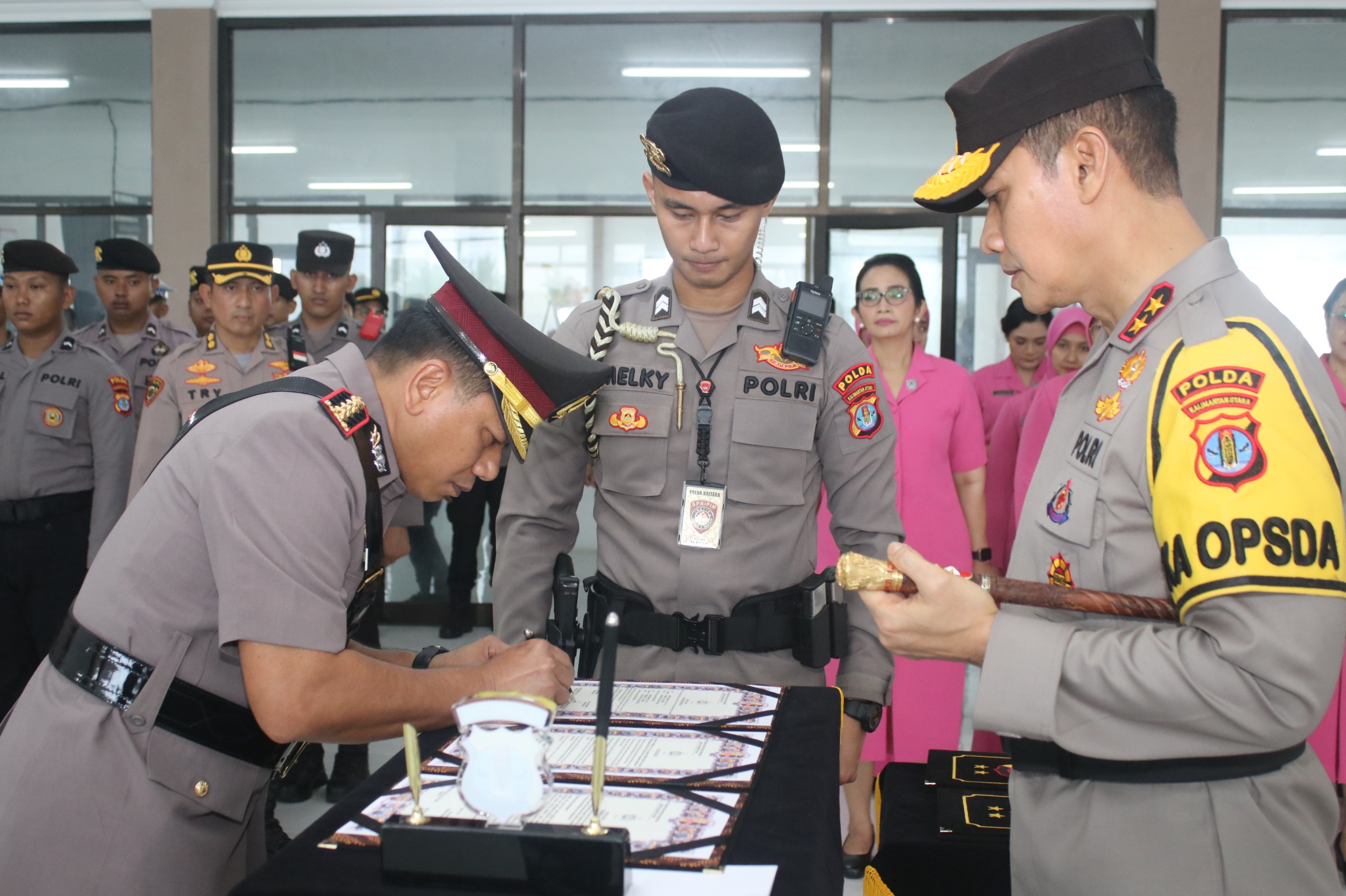 Kapolda Kaltara Pimpin Upacara Sertijab Wakapolda Kaltara Serta Tiga