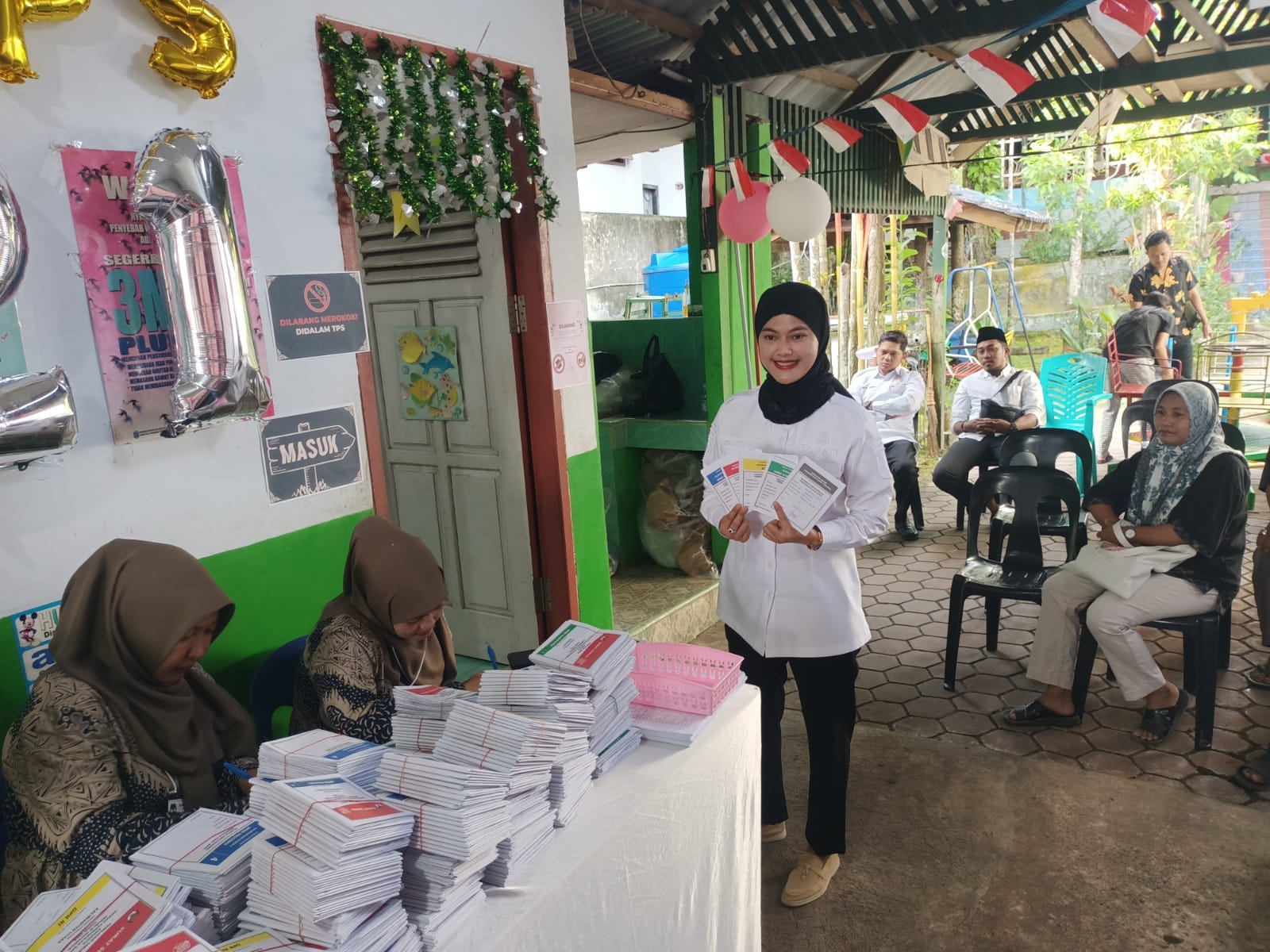 Bupati Nunukan Hj Asmin Laura Hafid saat menyalurkan hak pilihnya pada 14 Februari 2024.