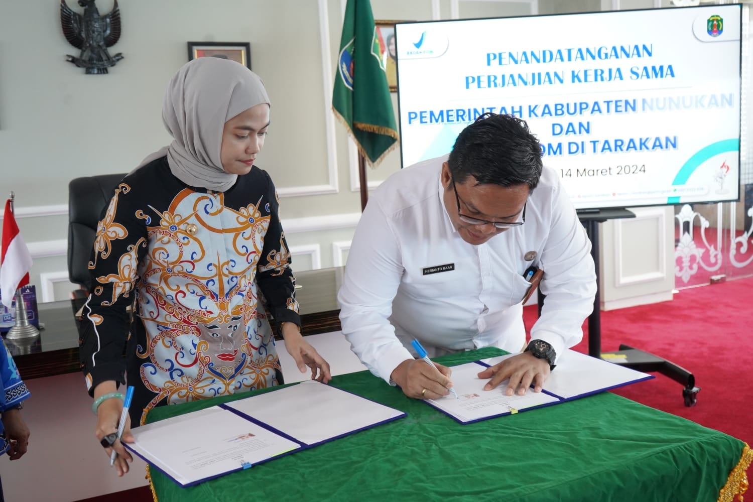 Penandatanganan MoU antara Kepala Balai Pengawasan Obat dan Makanan Tarakan, Herianto dan Bupati Nunukan Hj Asmin Laura Hafid.
