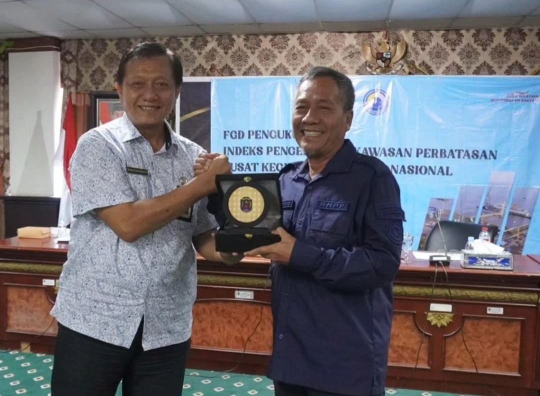 Kepala BPPD Nunukan Dian Kusumanto bersama Drs. Sriyanto Perencanaan Ahli Madya Koordinator Fasilitasi Pelaksanaan dan Monitoring dan Evaluasi BNPP.