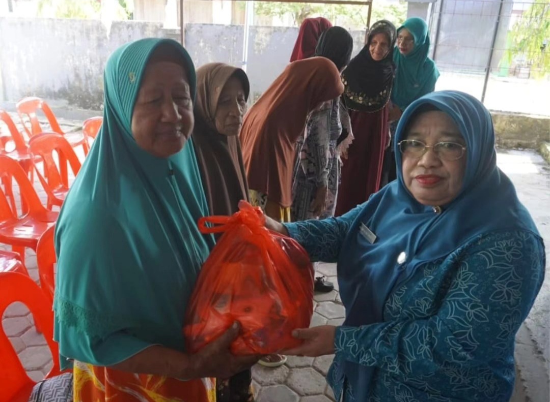 
Ketua TP PKK Kabupaten Nunukan, Hj. Sri Kustarwati menyerahkan bantuan kepada kaum dhuafa di Aula Kantor Desa Binusan.