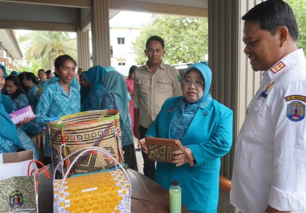 Wakil Bupati Nunukan H. Hanafiah bersama Ketua TP PKK kabupaten Nunukan, Hj. Sri Kustarwati saat memperingati Hari Kesatuan Gerak (HKG) PKK Ke-52 Tahun dan Jambore Kader PKK di Kecamatan Tulin Onsoi.