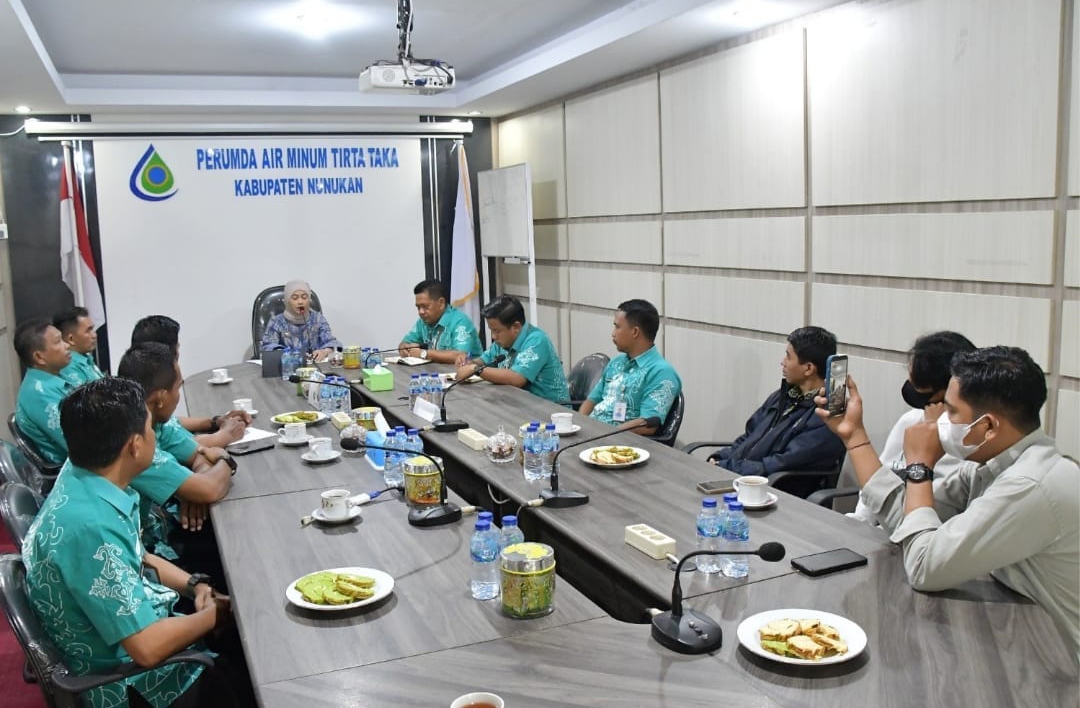 Bupati Nunukan Hj Asmin Laura Hafid saat melakukan pertemuan dengan jajaran Perumda Tirta Taka, BPBD, dan BMKG di Kantor Perumdan Tirta Taka Nunukan, Kamis (29/2/2024).