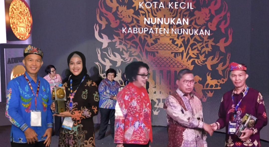 Kepala DLH Kabupaten Nunukan dr. Meinstar Tololiu mewakili Bupati Nunukan menerima penganugerahan Piala Adipura dari Presiden Republik Indonesia yang diserahkan langsung oleh Menteri Lingkungan Hidup dan Kehutanan (LHK), Siti Nurbaya di Gedung Manggala Wanabakti, Jakarta 5 Maret 2024.